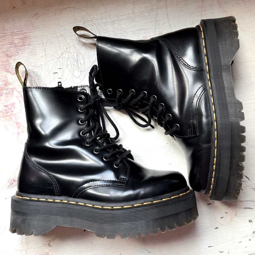 DR.MARTENS JADON
POLISHED SMOOTH BLACK WITH BOX
Size 6
Only worn a couple times